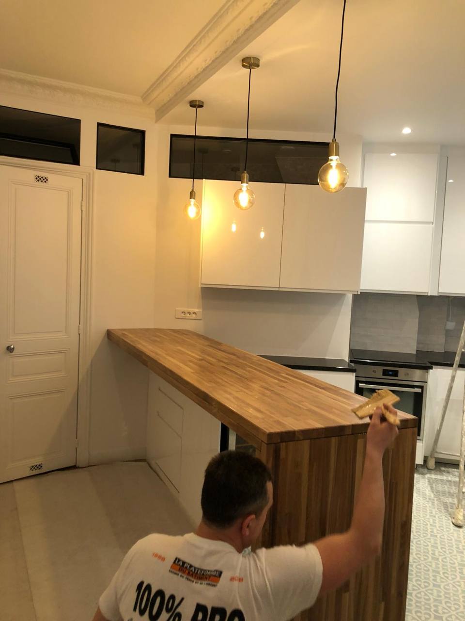 Cuisine avec circuits electriques et plomberie renoves