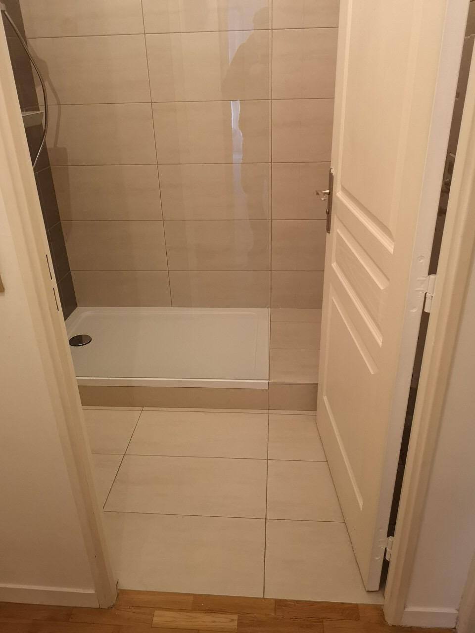 Salle de bain carrelage effet marbre