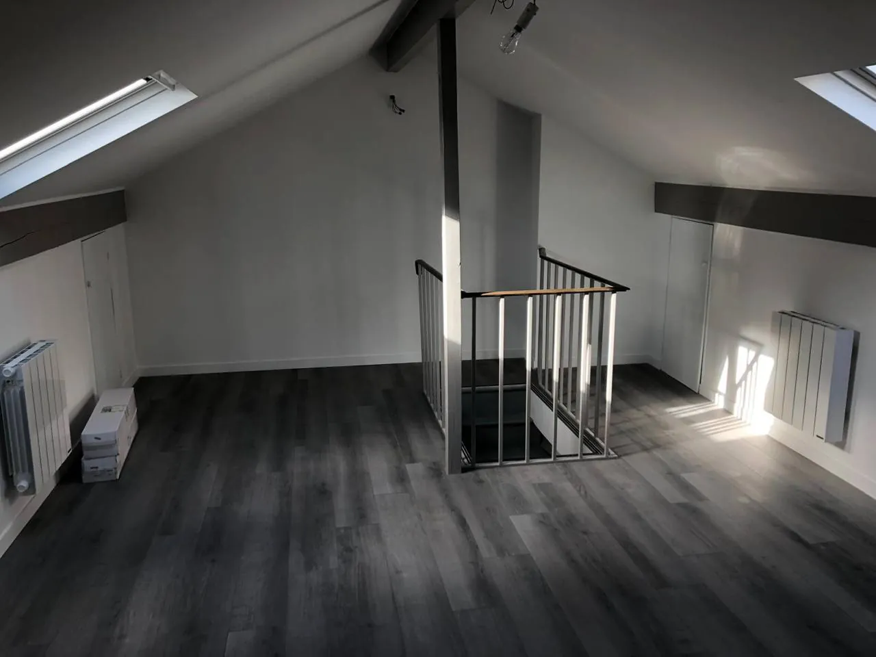 Piece sous combles rénovée à Paris