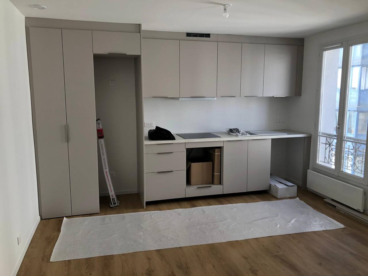 Cuisine minimaliste avec parquet