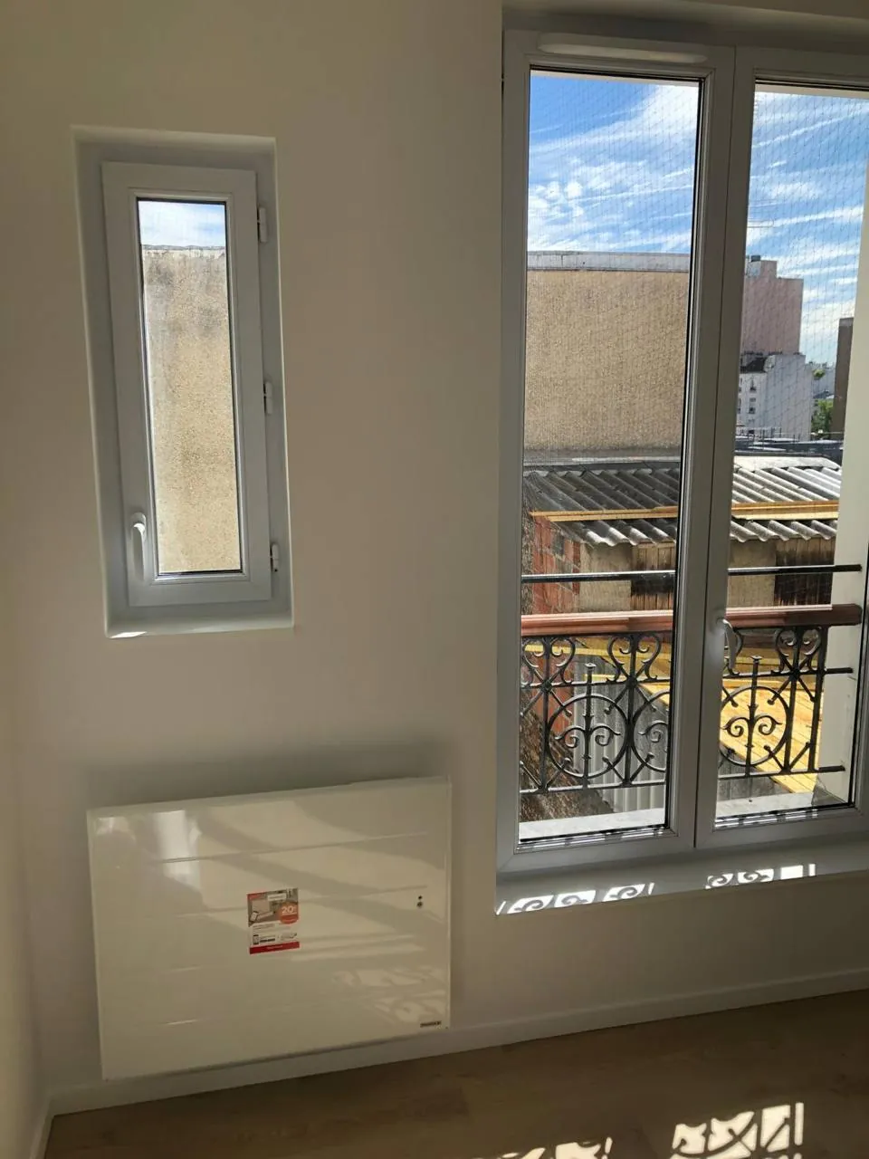 Salon rénové dans un appartement parisien