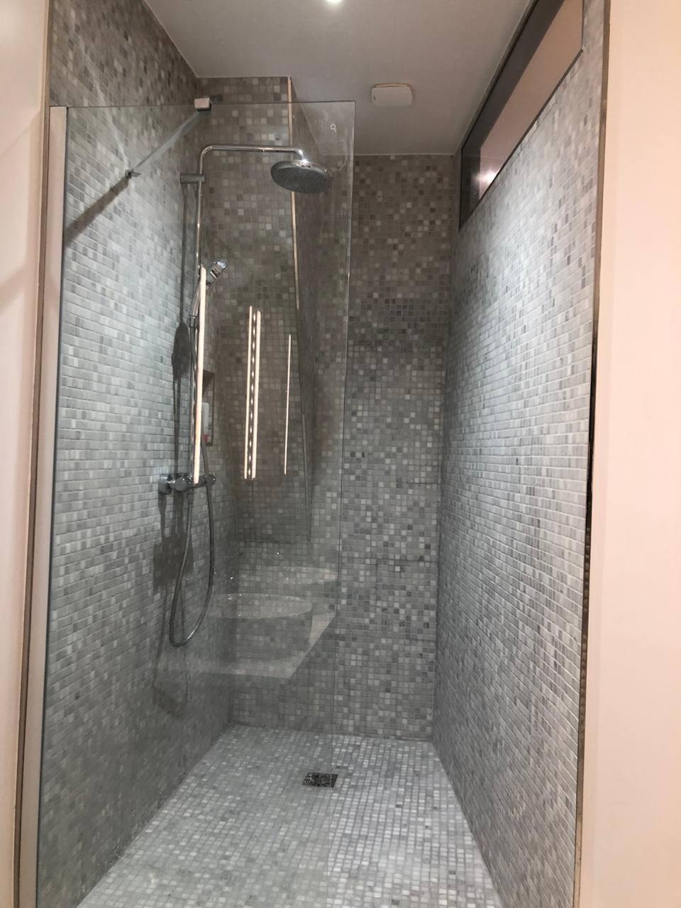 Douche italienne carrelage noir mat Paris