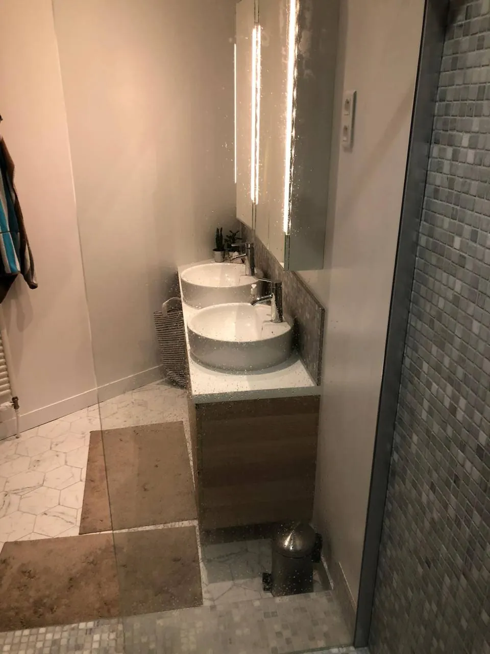 Salle de bain rénovée avec douche italienne